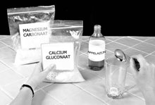 1. Doe een gladgestreken eetlepel (15 ml) calciumgluconaat in een normaal glas. Gebruik een maatlepel, geen bestek.