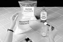 2. Aggiungere ½  cucchiaio raso (2,5 ml) di carbonato di magnesio.  Usare anche in questo caso, un corretto cucchiaio per dosaggi.